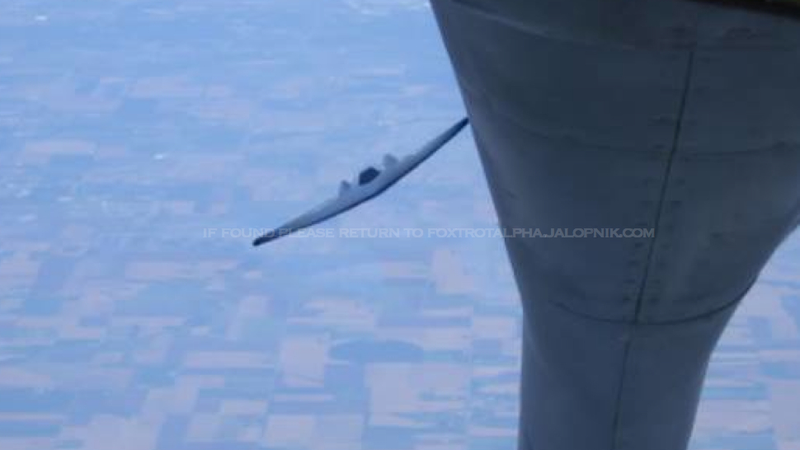 Illustration for article titled Is This Proof That The US Air Force Can Aerially Refuel Stealth Drones?